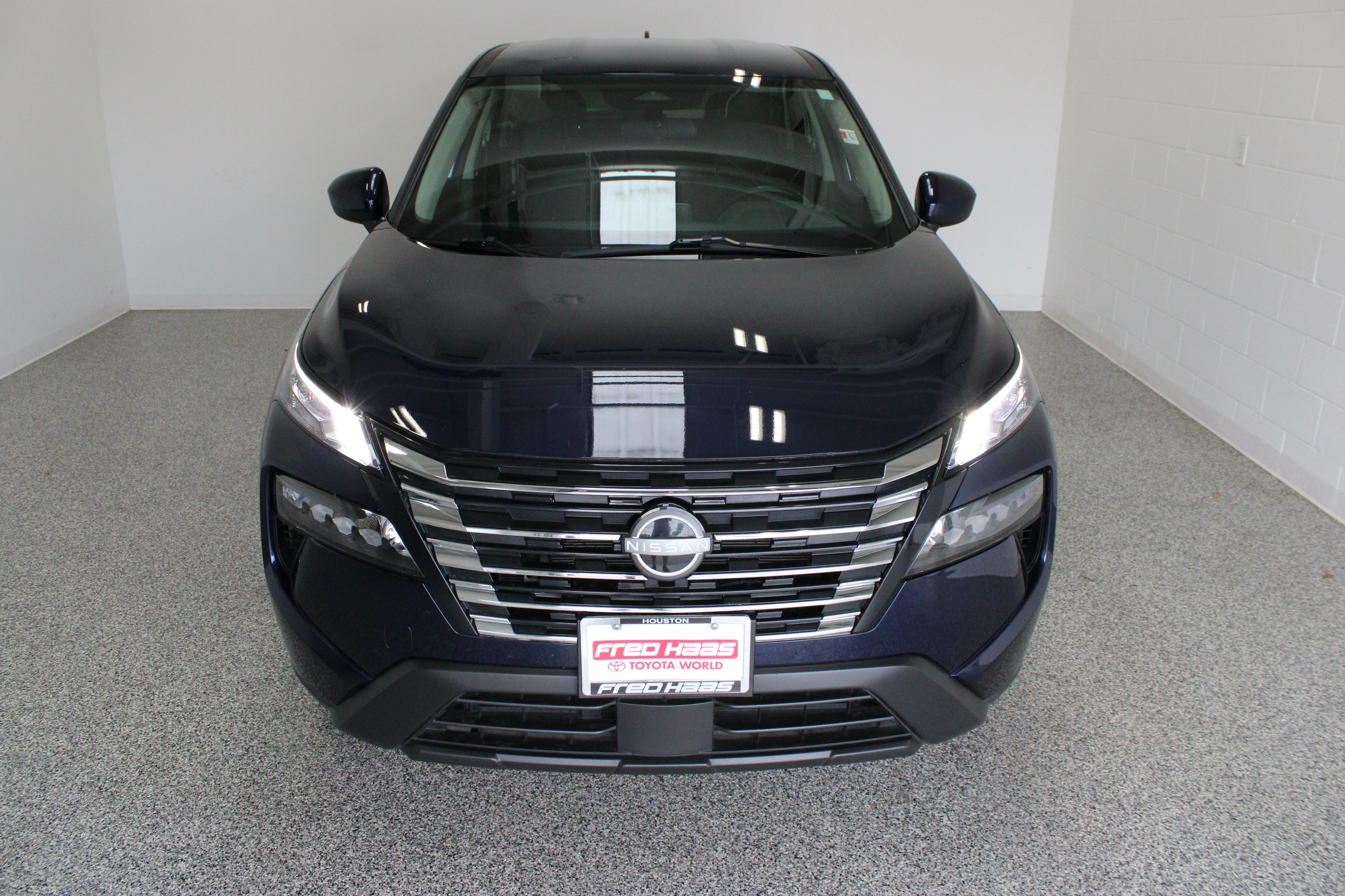 Used 2025 Nissan Rogue SV FWD image 3