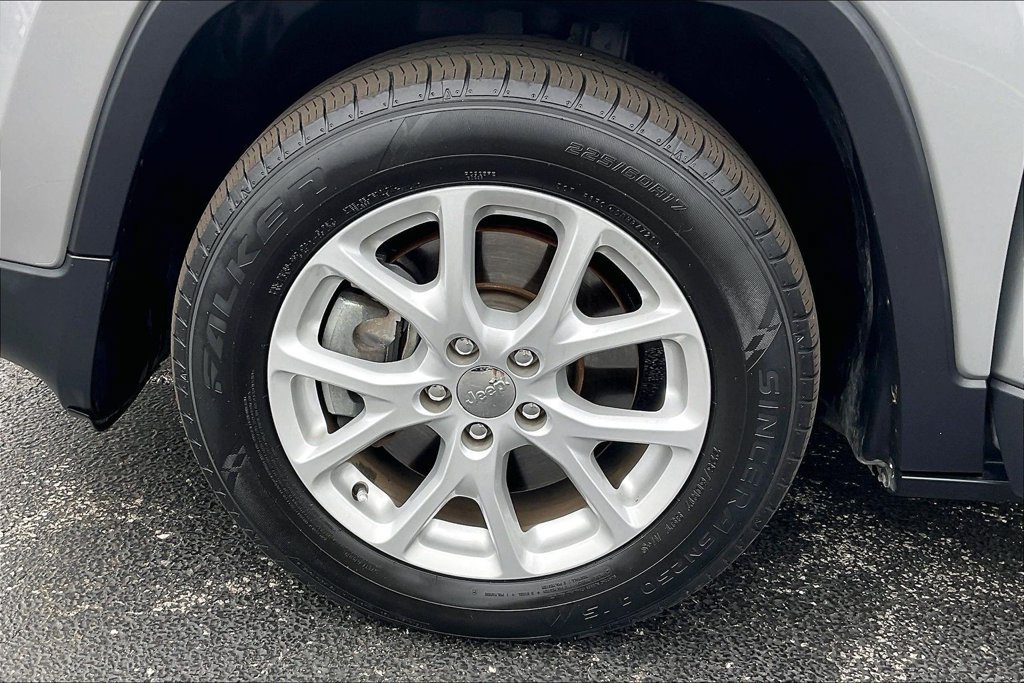 Used 2017 Jeep Cherokee Latitude w/ Safety/Convenience Group FWD image 8