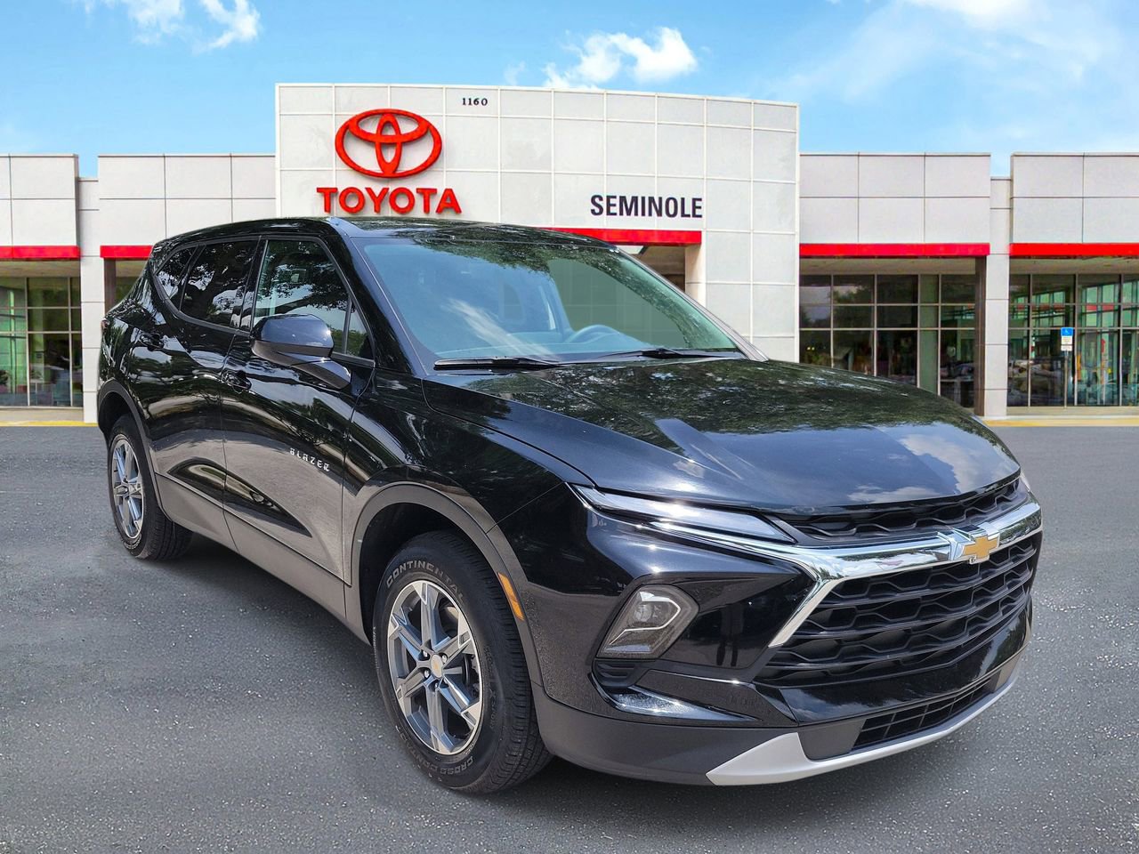 Used 2025 Chevrolet Blazer LT FWD image 2