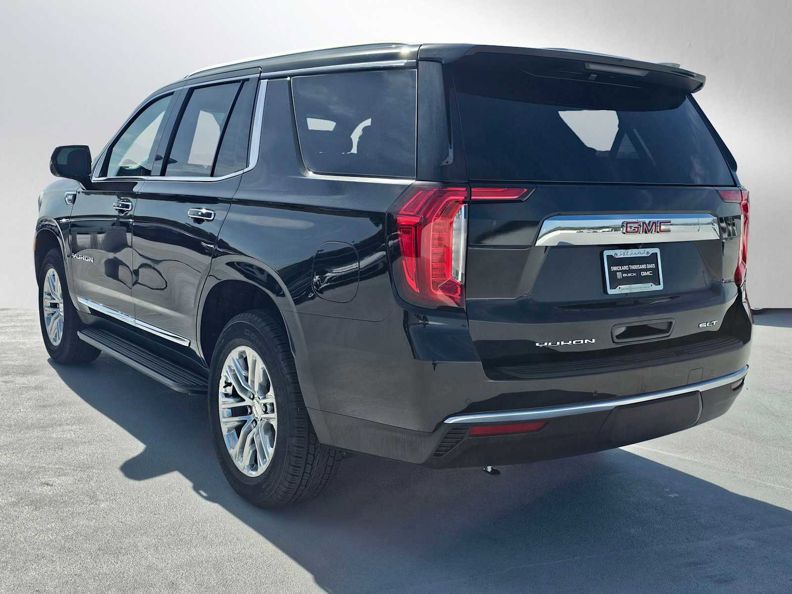 Used 2023 GMC Yukon SLT w/ SLT Premium Package image 5