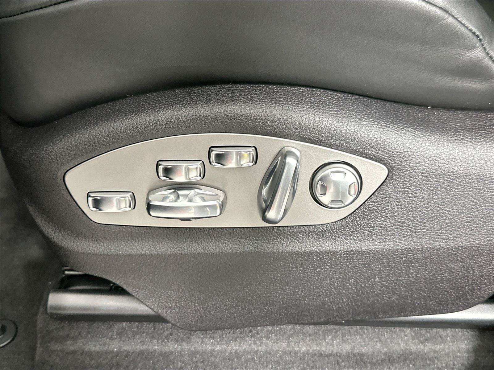 Certified 2026 Porsche Macan Turbo AWD/4WD image 32