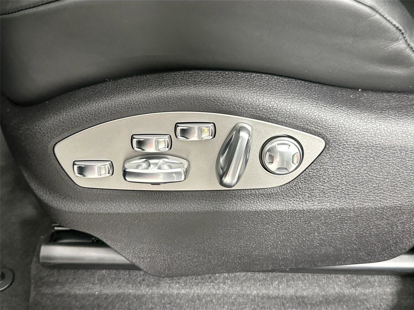 Certified 2026 Porsche Macan Turbo AWD/4WD image 32