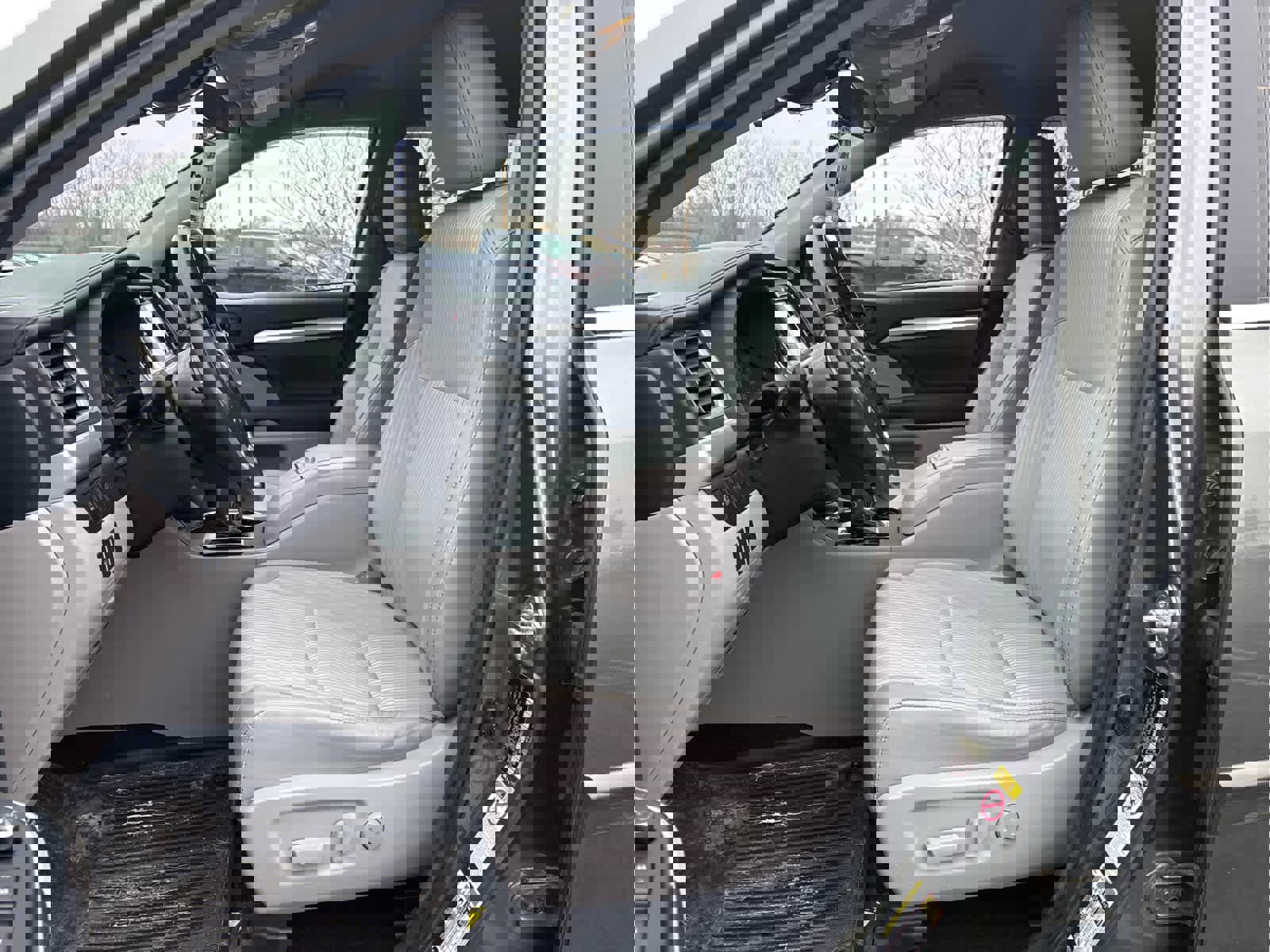 Used 2017 Toyota Highlander Plus w/ Carpet Mat Package AWD/4WD image 4