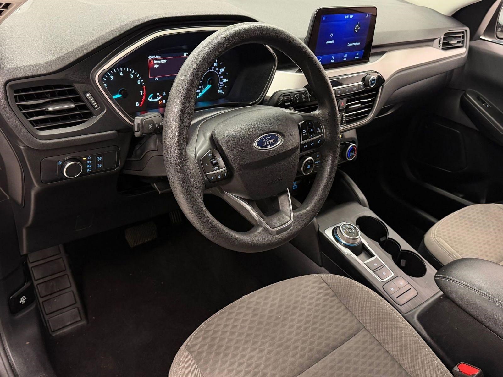 Used 2022 Ford Escape SE image 3