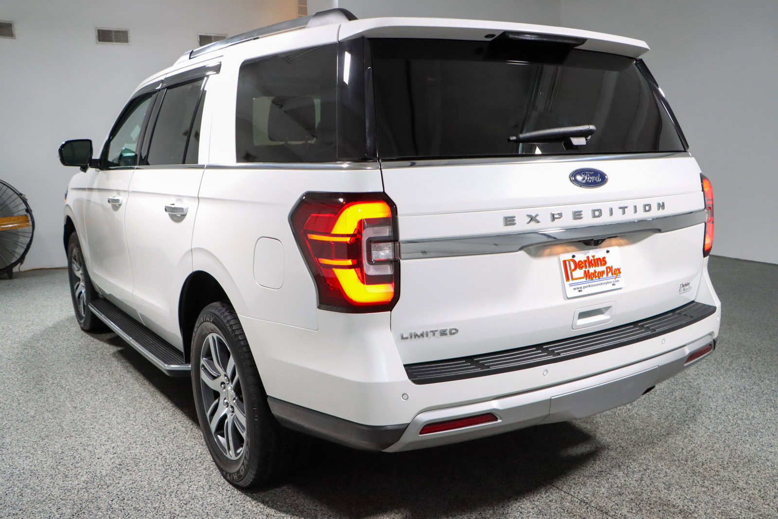 Used 2022 Ford Expedition Limited image 9