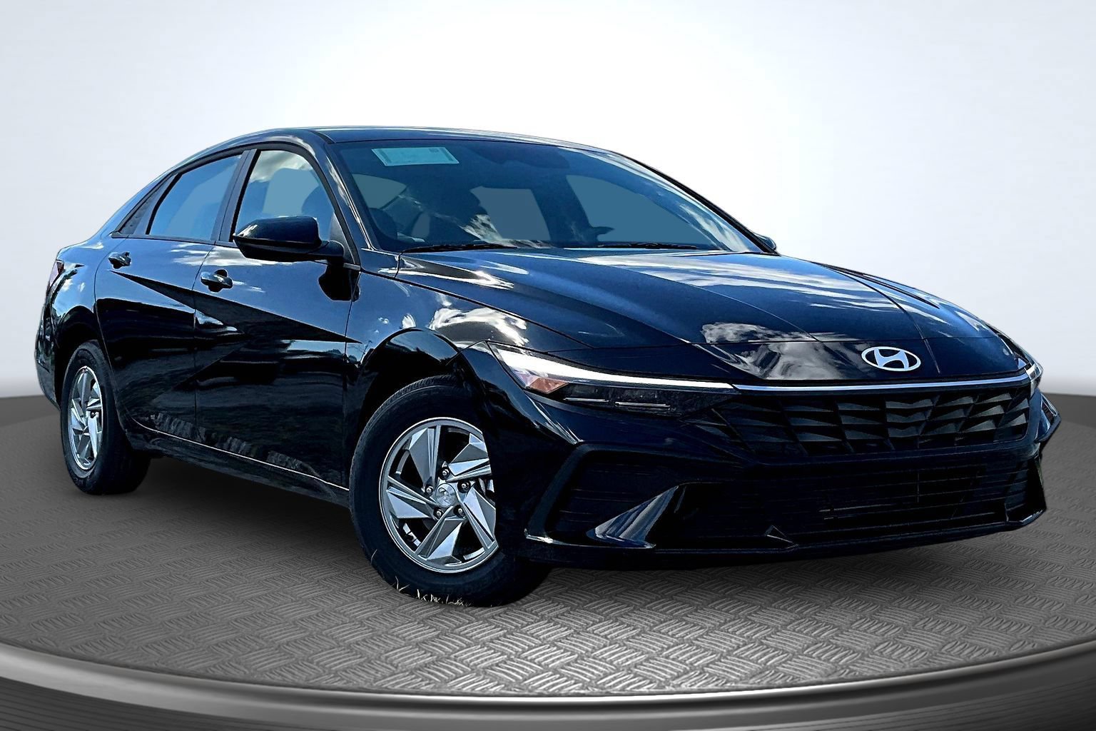 New 2026 Hyundai Elantra SE FWD image 2