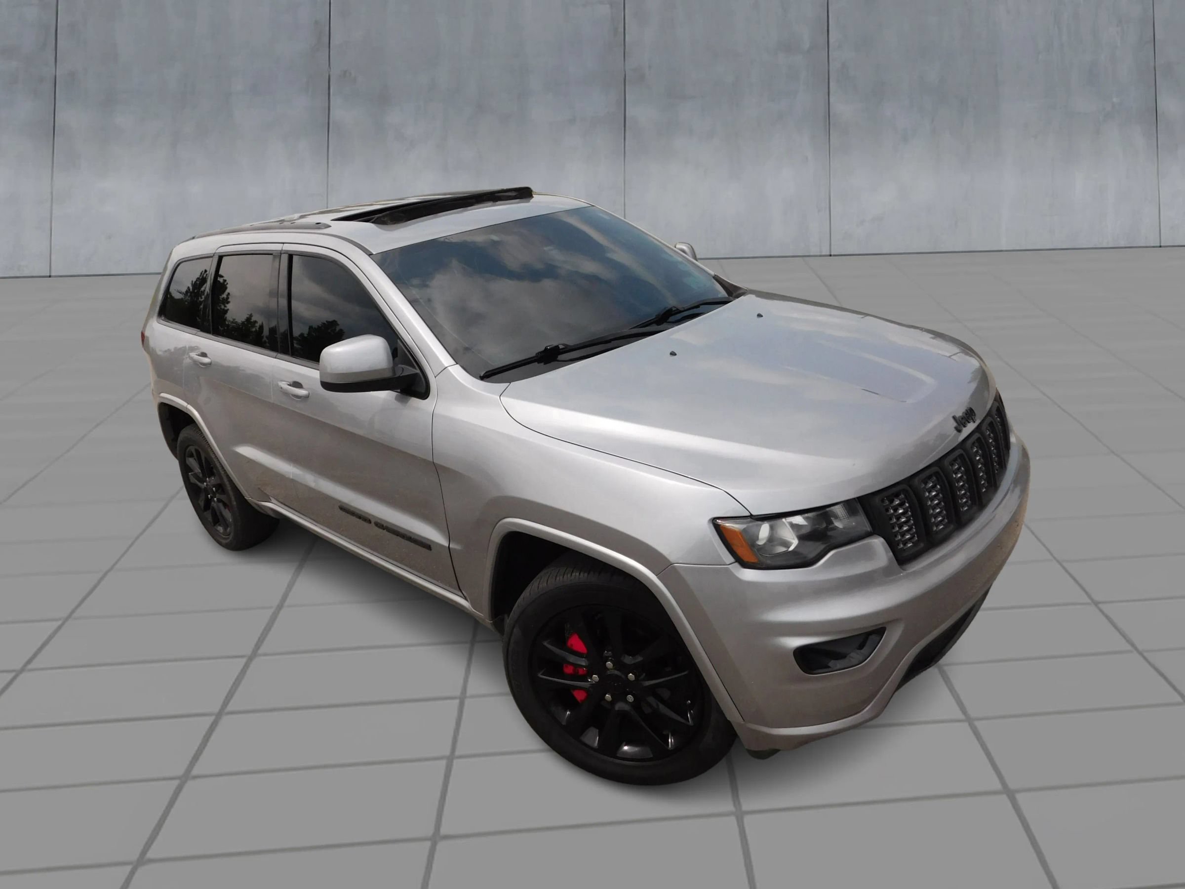 Used 2020 Jeep Grand Cherokee Altitude AWD/4WD image 2