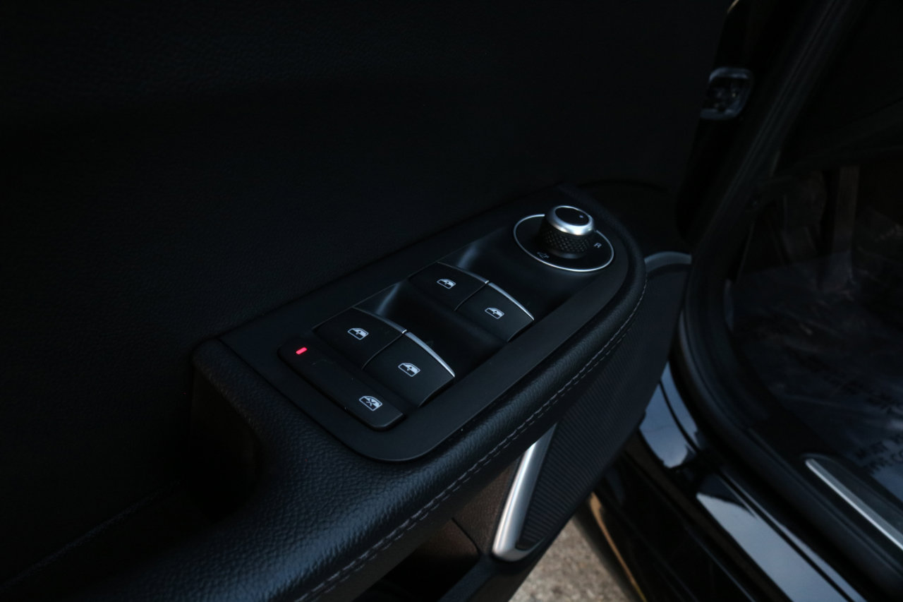 Used 2021 Alfa Romeo Giulia Ti w/ Nero Edizione image 21