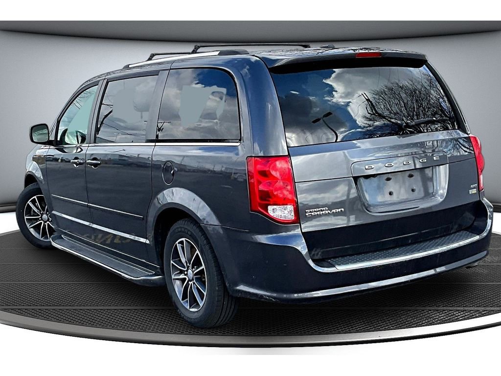 Used 2017 Dodge Grand Caravan SXT image 2
