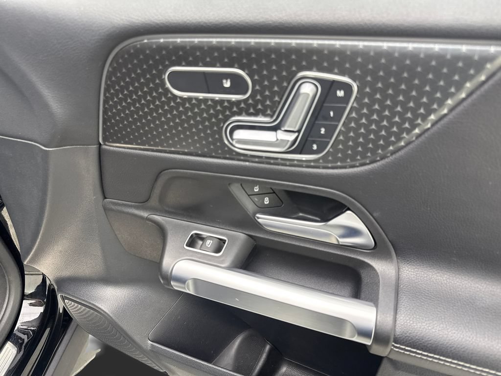 Used 2025 Mercedes-Benz GLB 250 4MATIC image 47