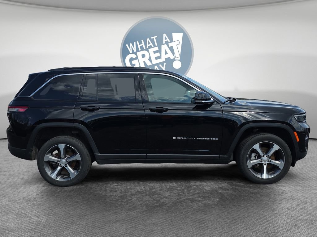 New 2025 Jeep Grand Cherokee Limited w/ Luxury Tech Group II AWD/4WD image 2