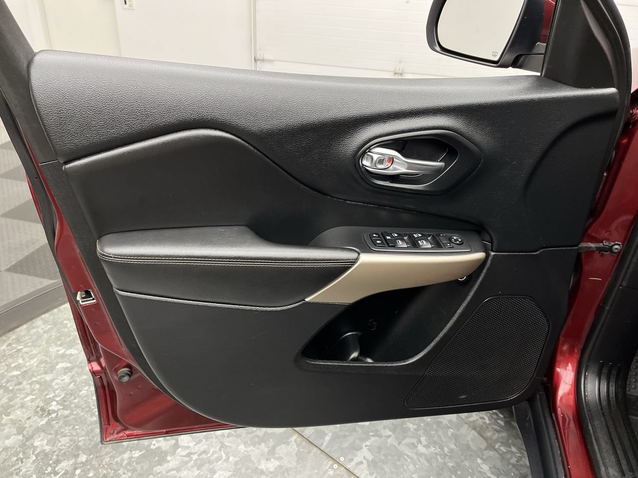 Used 2018 Jeep Cherokee Limited AWD/4WD image 6
