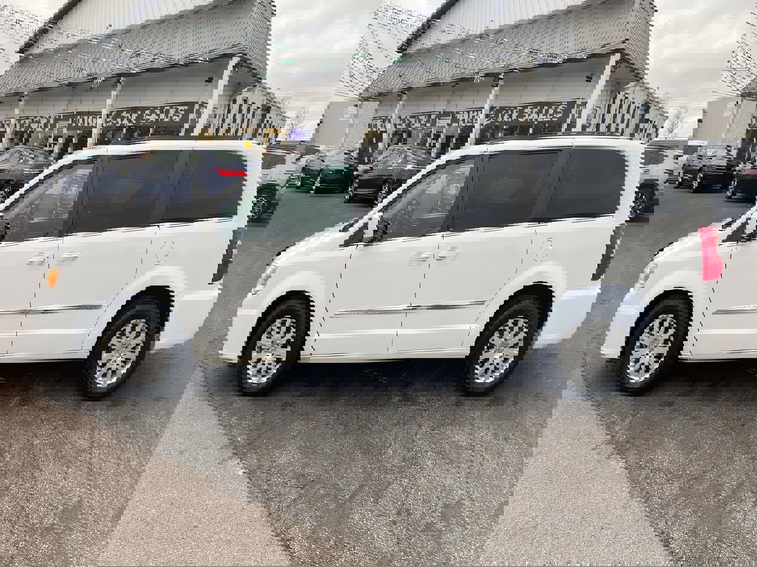Used 2014 Chrysler Town & Country Touring image 8