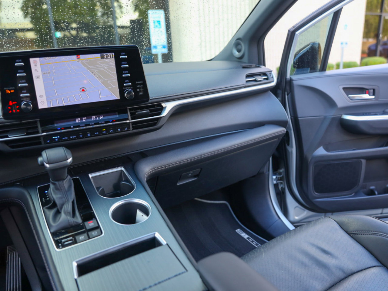 Used 2023 Toyota Sienna XSE image 39