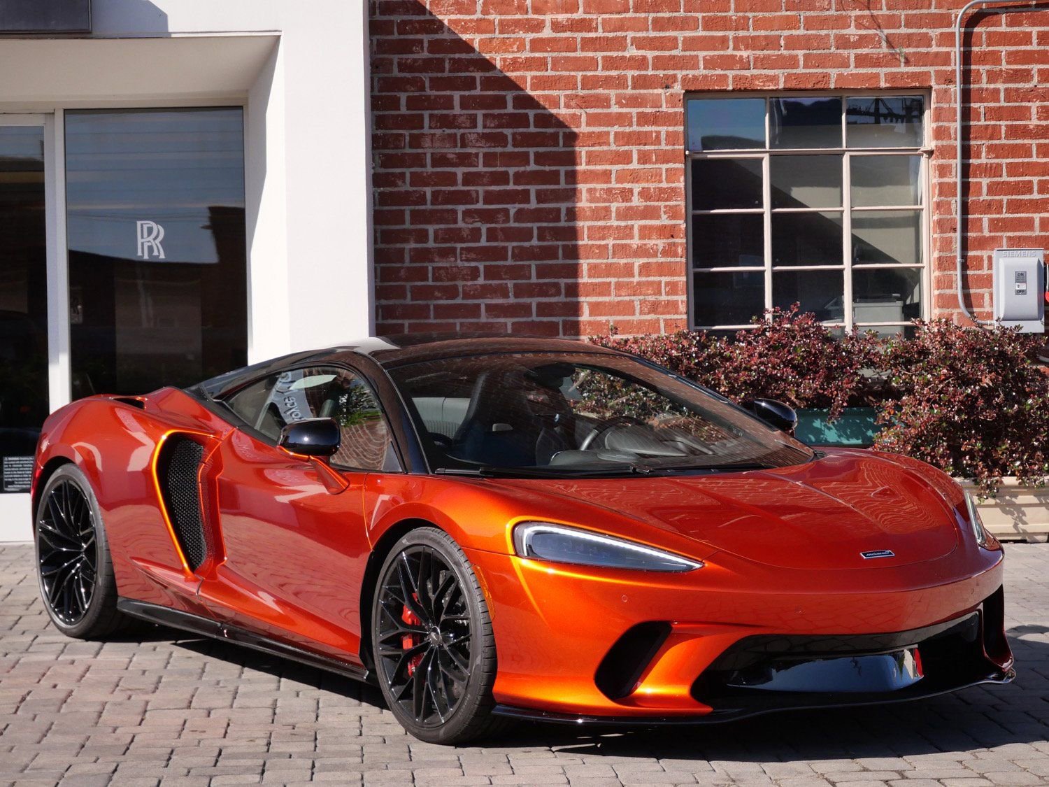 Used 2023 McLaren GT image 1