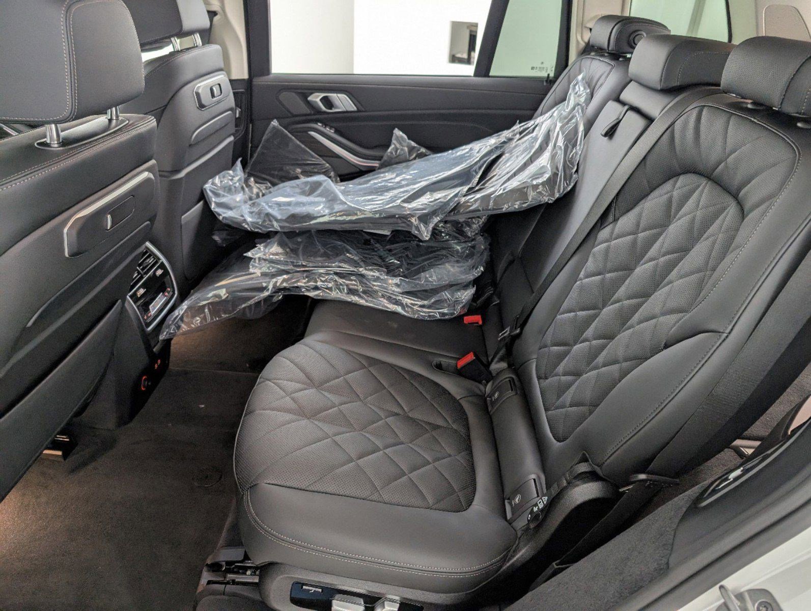 Used 2025 BMW X7 xDrive40i w/ Premium Package image 13