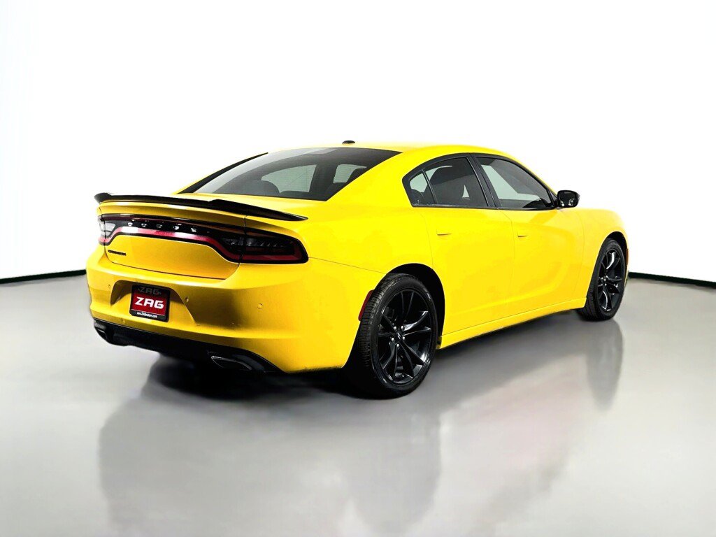 Used 2017 Dodge Charger SE w/ Blacktop Package RWD image 5