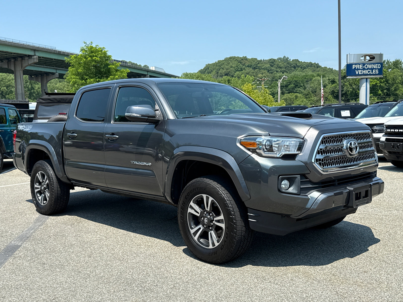 Used 2017 Toyota Tacoma TRD Sport w/ Tow Package (A/T)