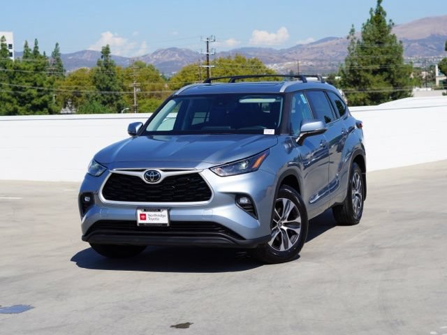 Certified 2023 Toyota Highlander XLE FWD image 4