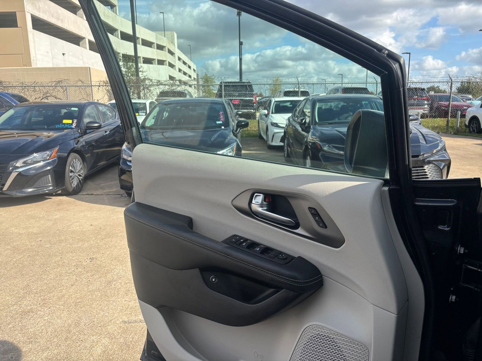 Used 2023 Chrysler Pacifica Touring-L image 21