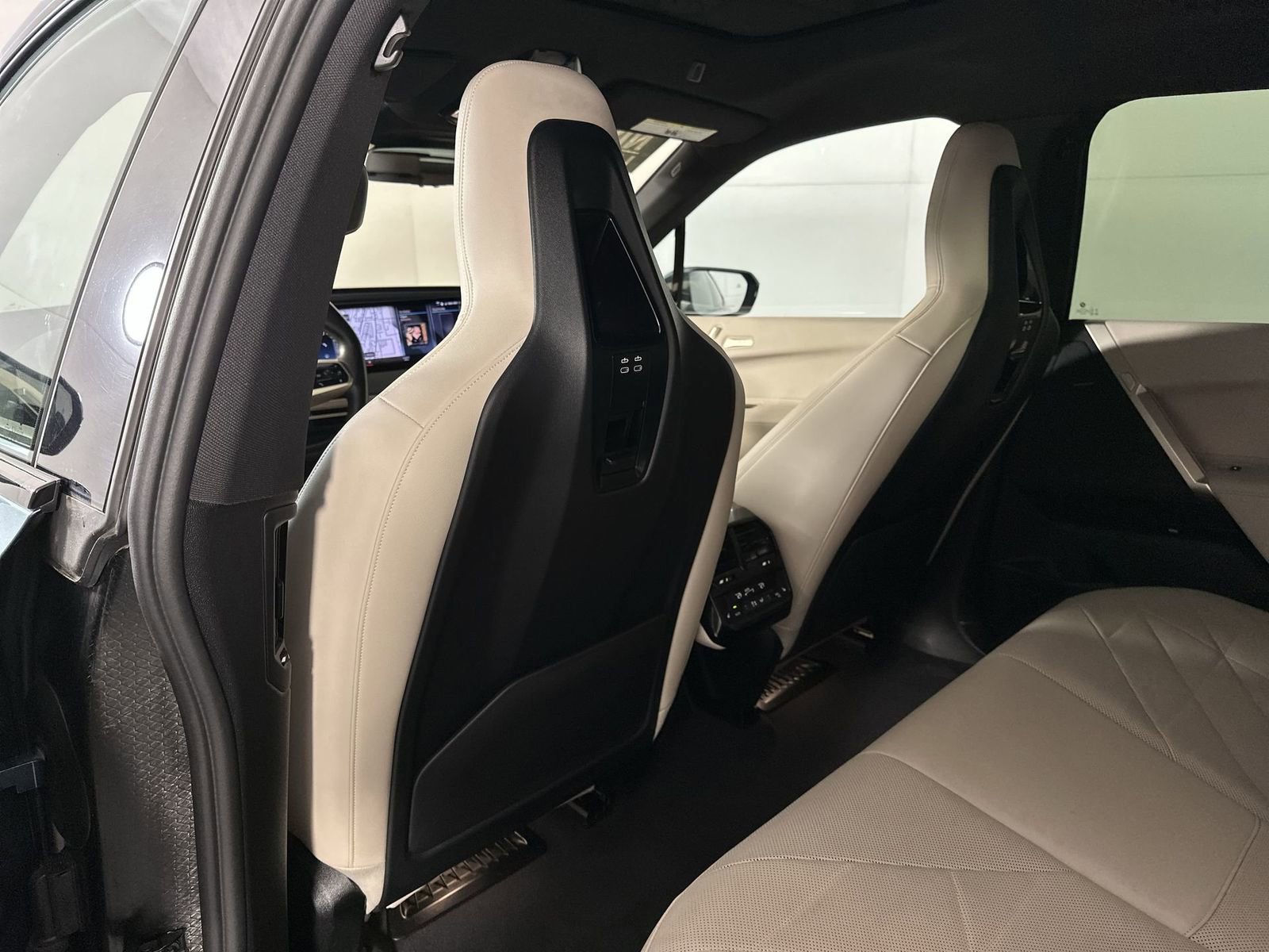 Used 2022 BMW iX xDrive50 w/ Premium Package image 24