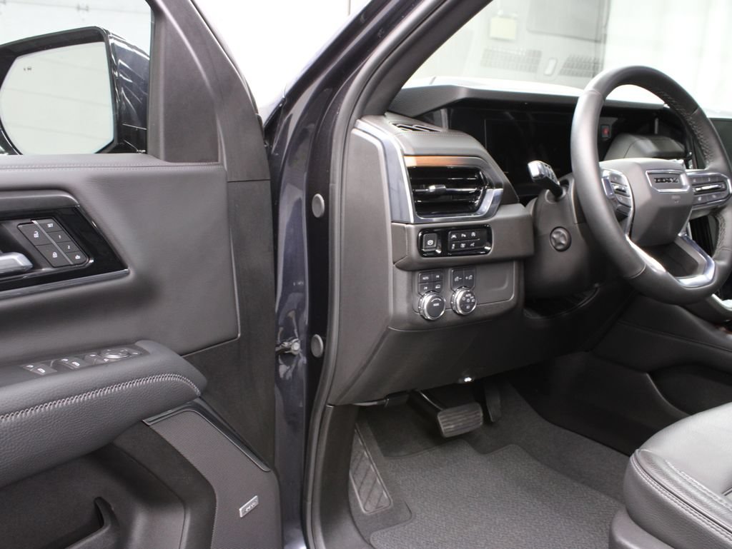 Used 2025 GMC Yukon XL Denali AWD/4WD image 60