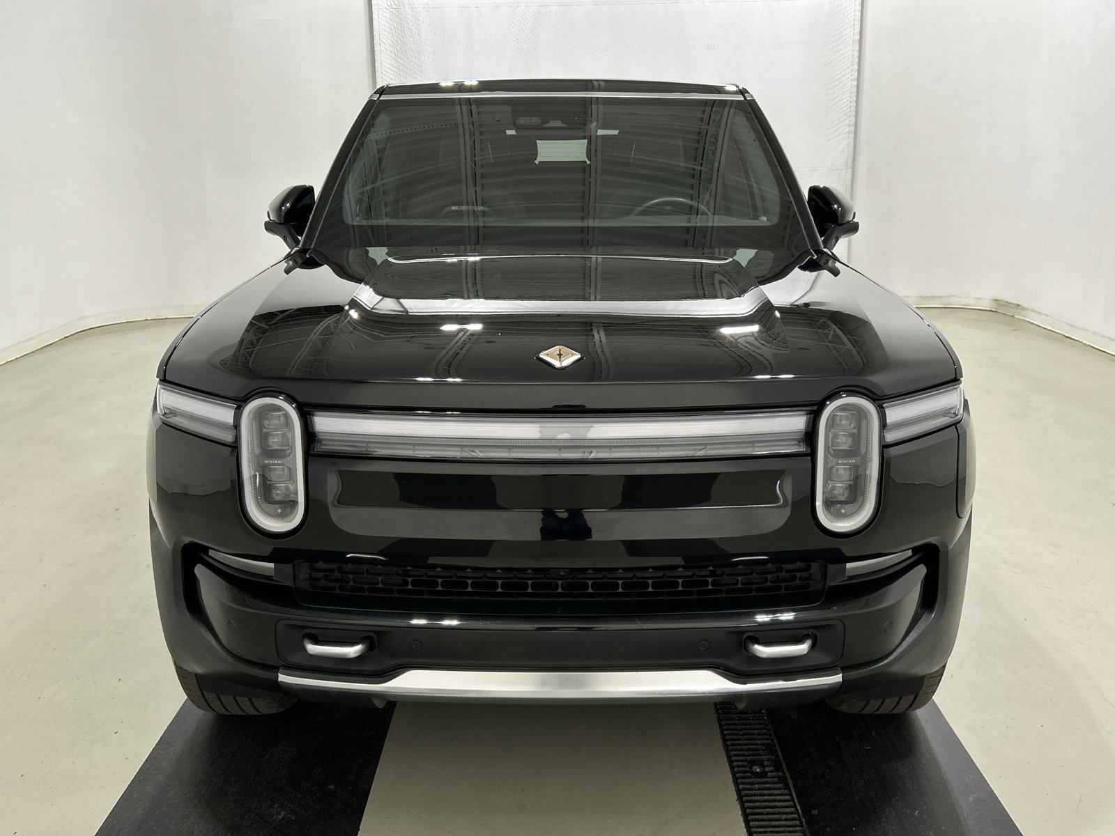 Used 2025 Rivian R1S Adventure image 8