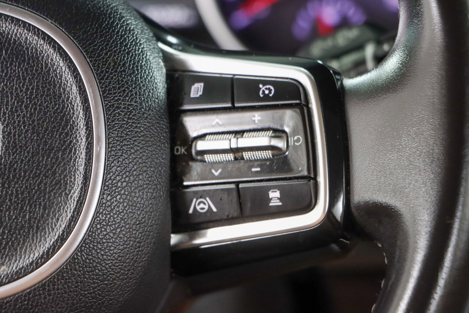 Used 2024 Kia Carnival EX image 14