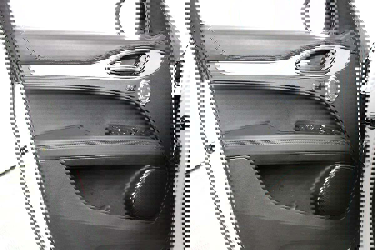 Used 2023 Alfa Romeo Stelvio Veloce image 31