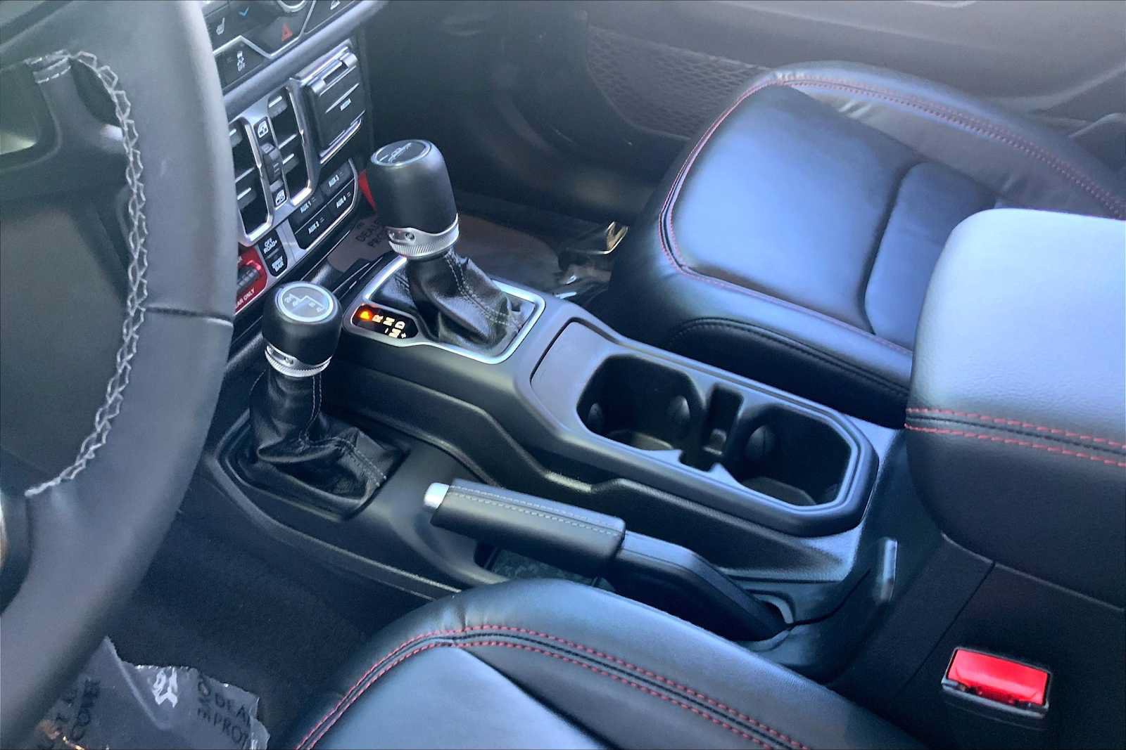 Used 2025 Jeep Gladiator Rubicon w/ Convenience Group AWD/4WD image 17