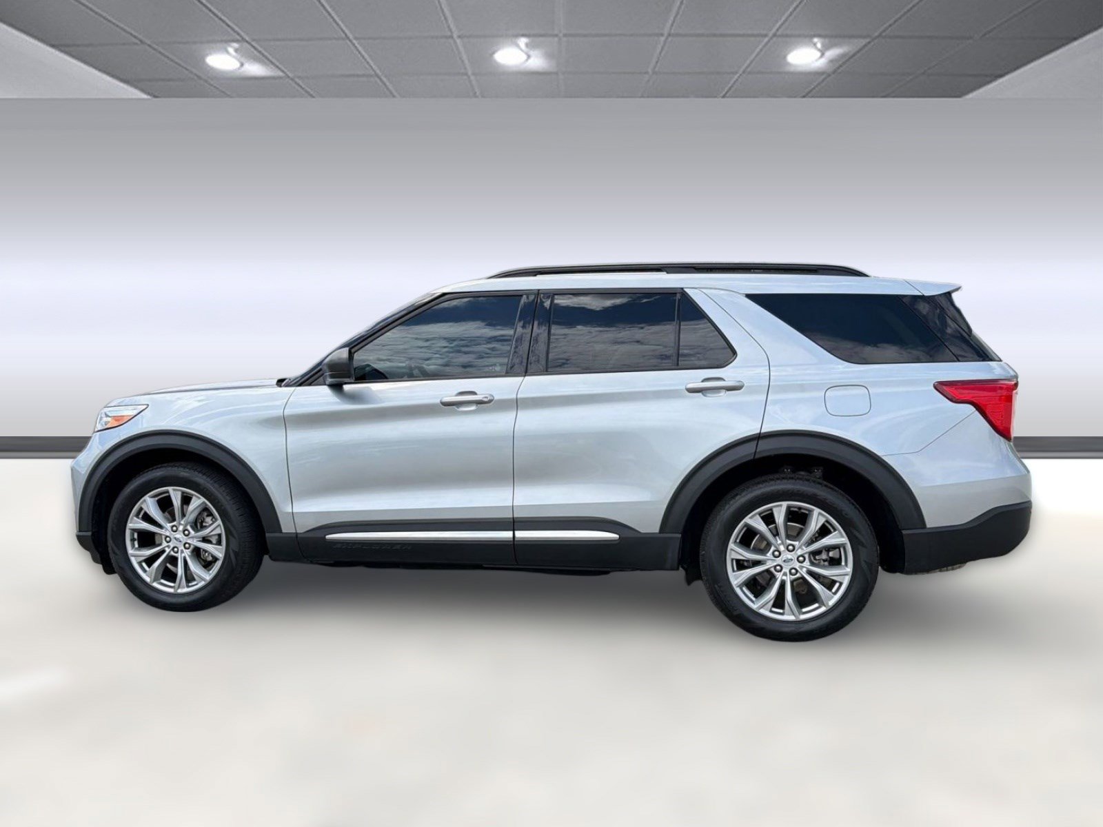 Used 2023 Ford Explorer XLT w/ Equipment Group 202A RWD image 2