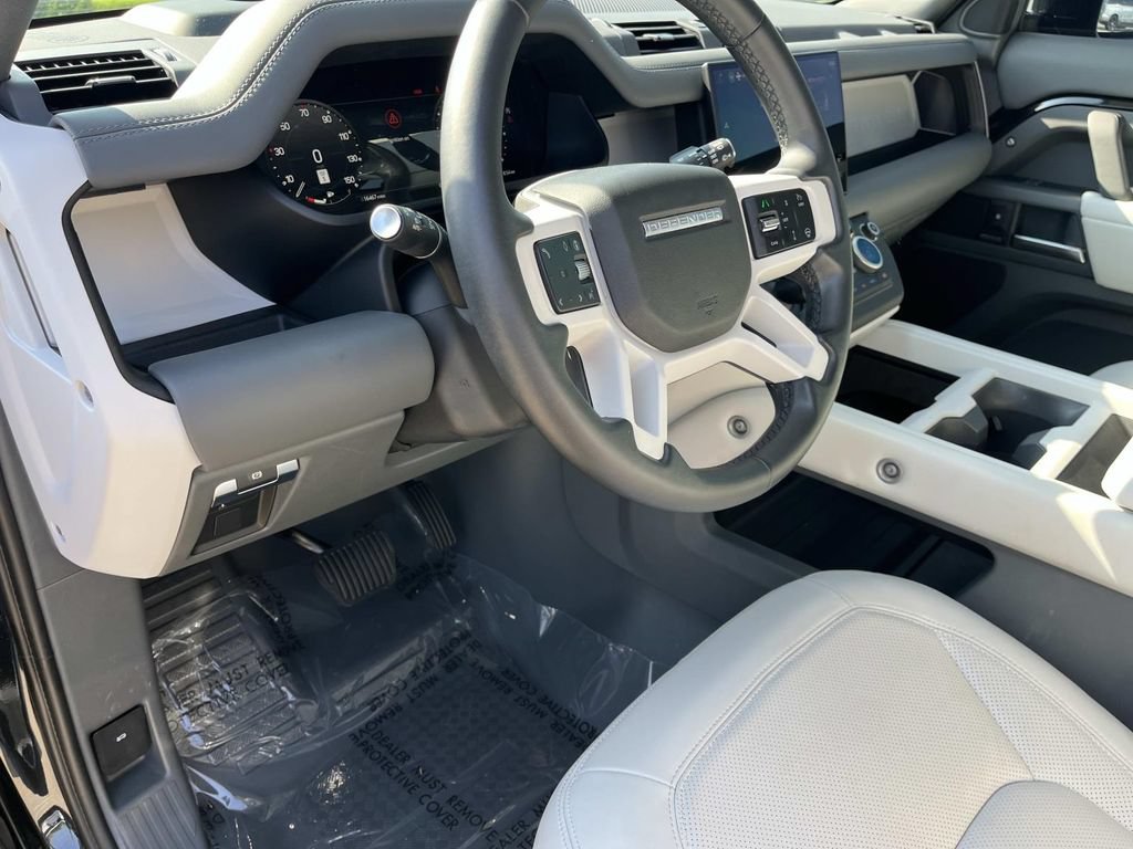 Certified 2025 Land Rover Defender 130 X-Dynamic SE AWD/4WD image 11