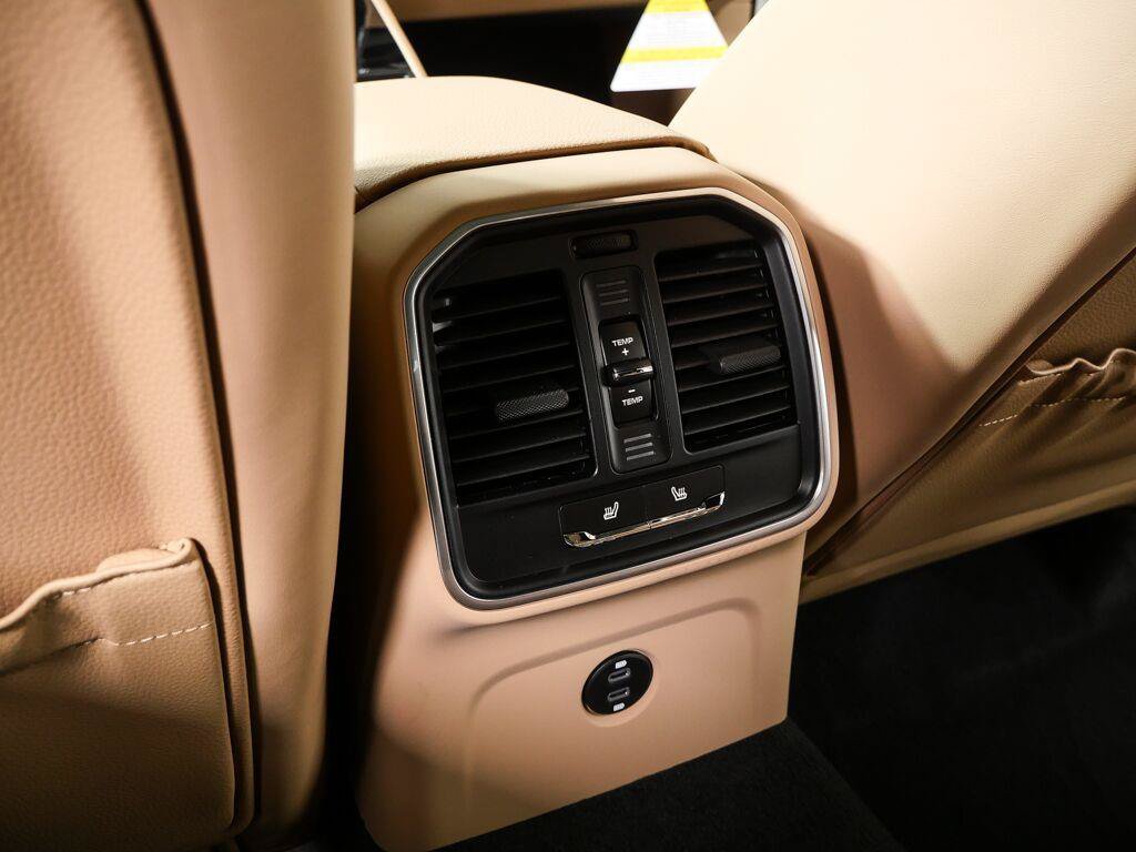 Certified 2026 Porsche Macan AWD/4WD image 21