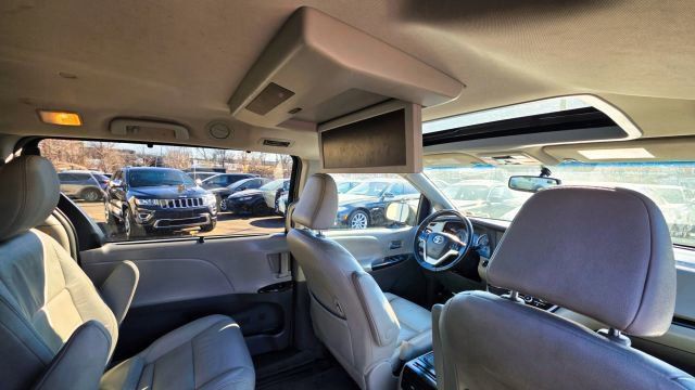 Used 2017 Toyota Sienna XLE Premium w/ Cargo Management Package image 33