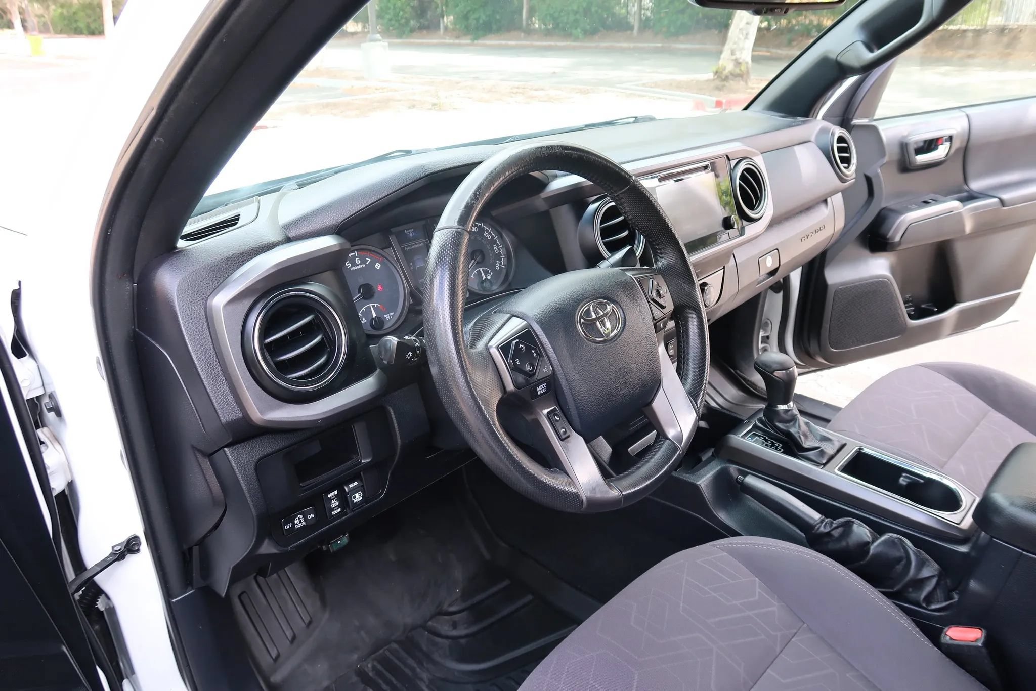 Used 2017 Toyota Tacoma TRD Off-Road RWD image 15