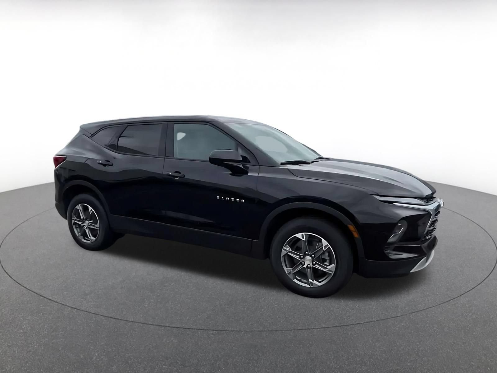 Used 2026 Chevrolet Blazer LT FWD image 2