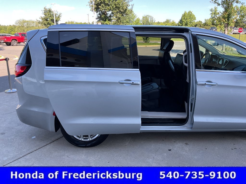 Used 2024 Chrysler Pacifica Touring-L FWD image 20