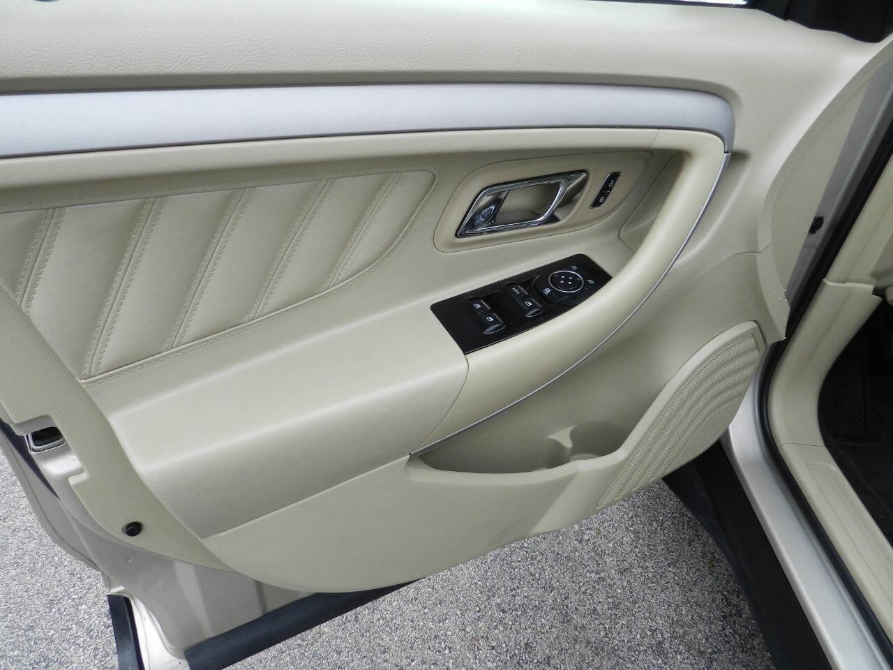 Used 2018 Ford Taurus SE image 14