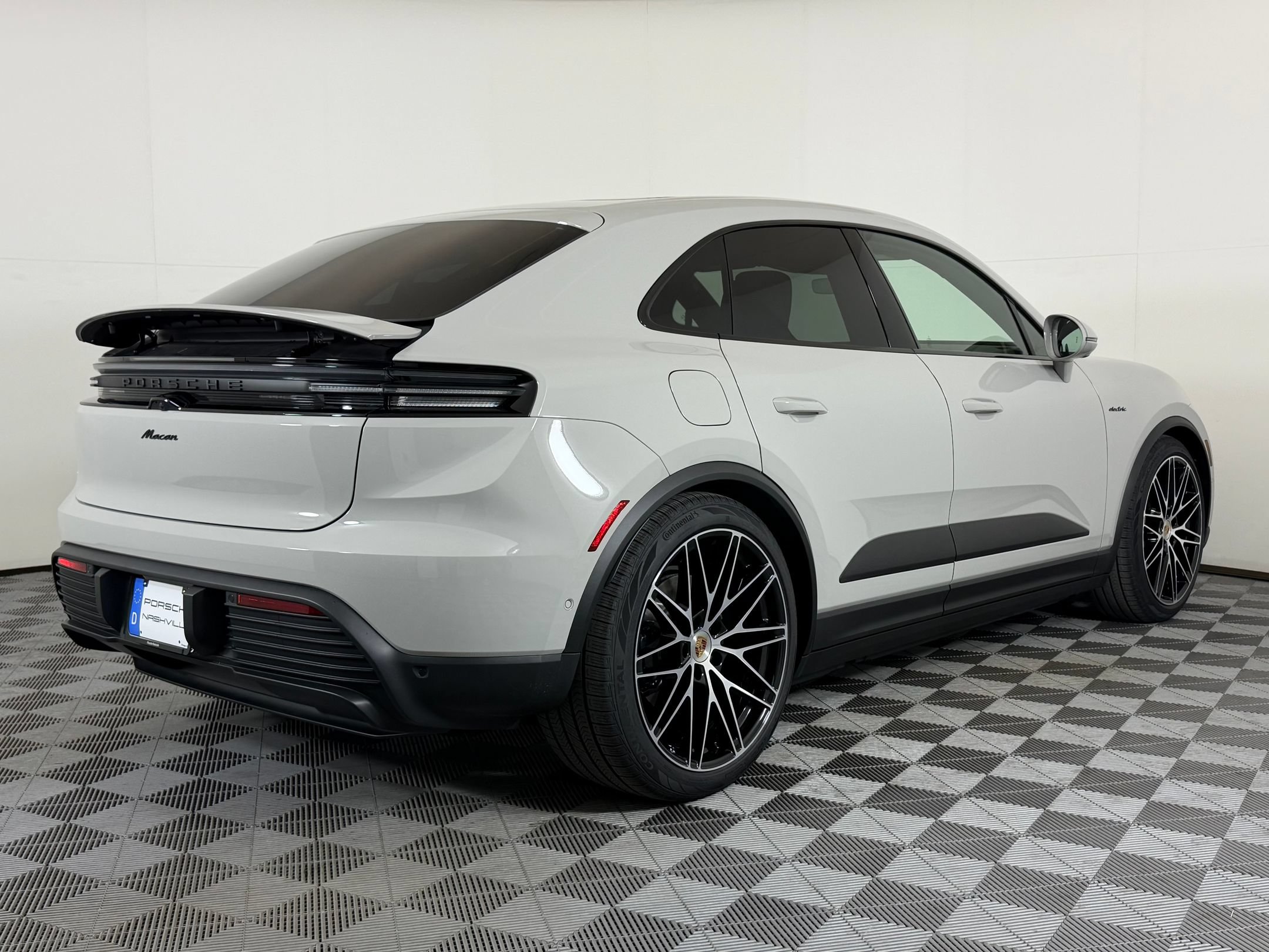 Used 2026 Porsche Macan Electric RWD image 35