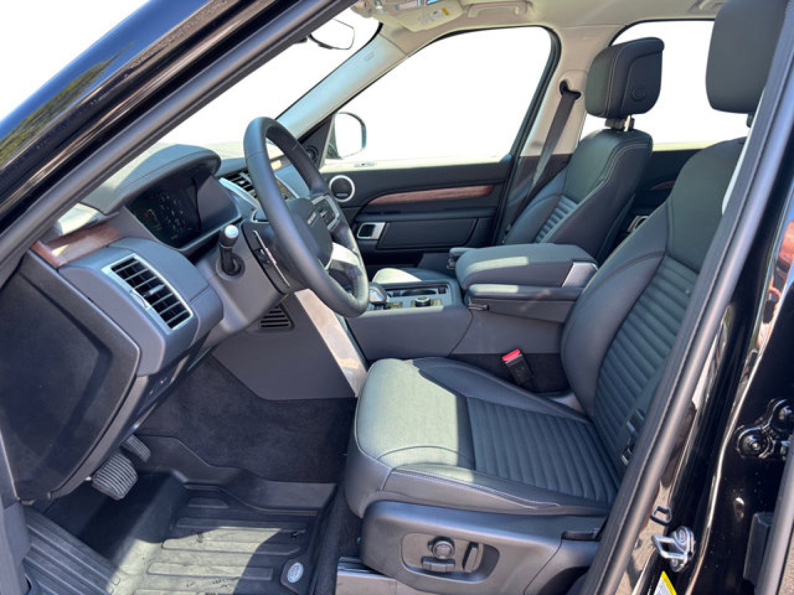 Certified 2024 Land Rover Discovery S image 10