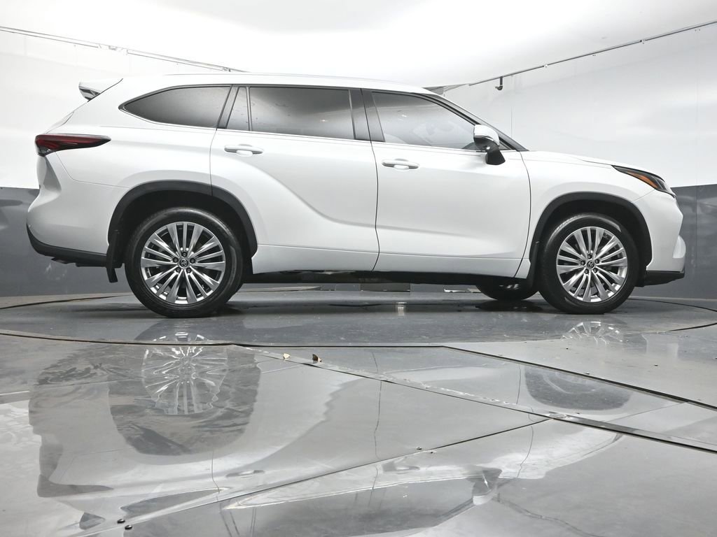 Used 2024 Toyota Highlander Platinum FWD image 40