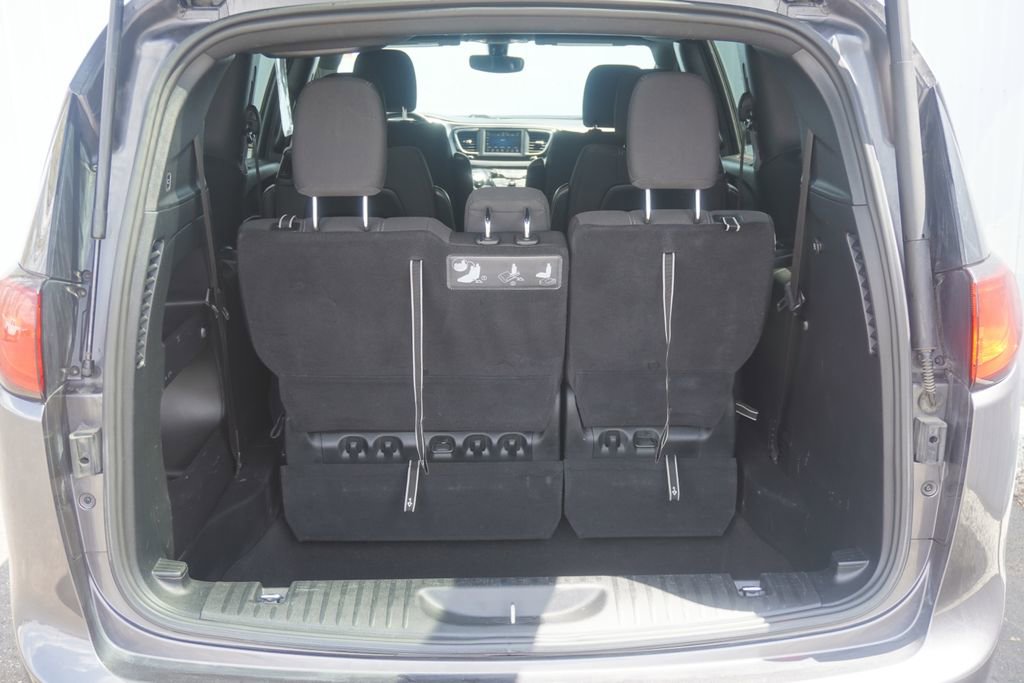 Used 2020 Chrysler Pacifica Touring w/ S Appearance Package FWD image 8