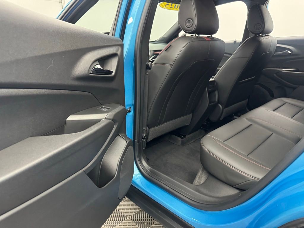 Used 2025 Chevrolet Trax RS FWD image 35