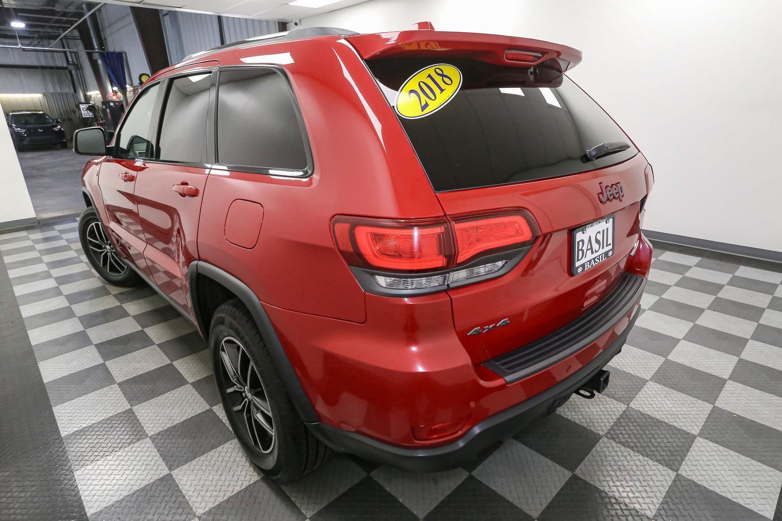 Used 2018 Jeep Grand Cherokee Trailhawk w/ Trailhawk Luxury Group AWD/4WD image 11