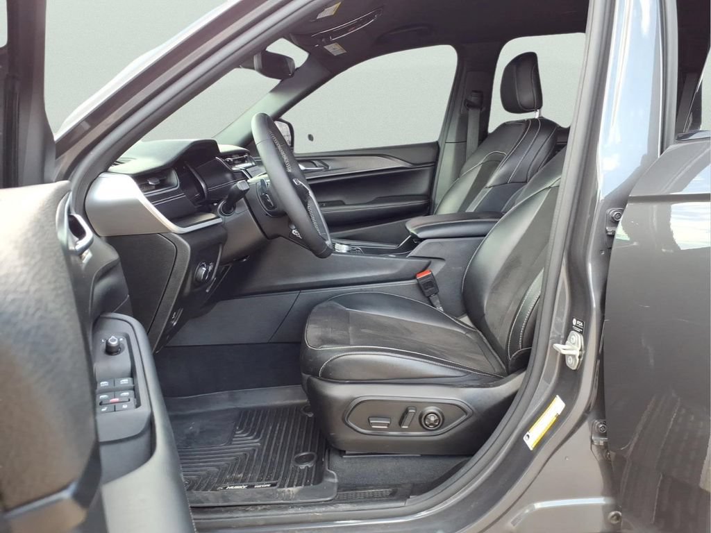 Used 2024 Jeep Grand Cherokee Altitude AWD/4WD image 16