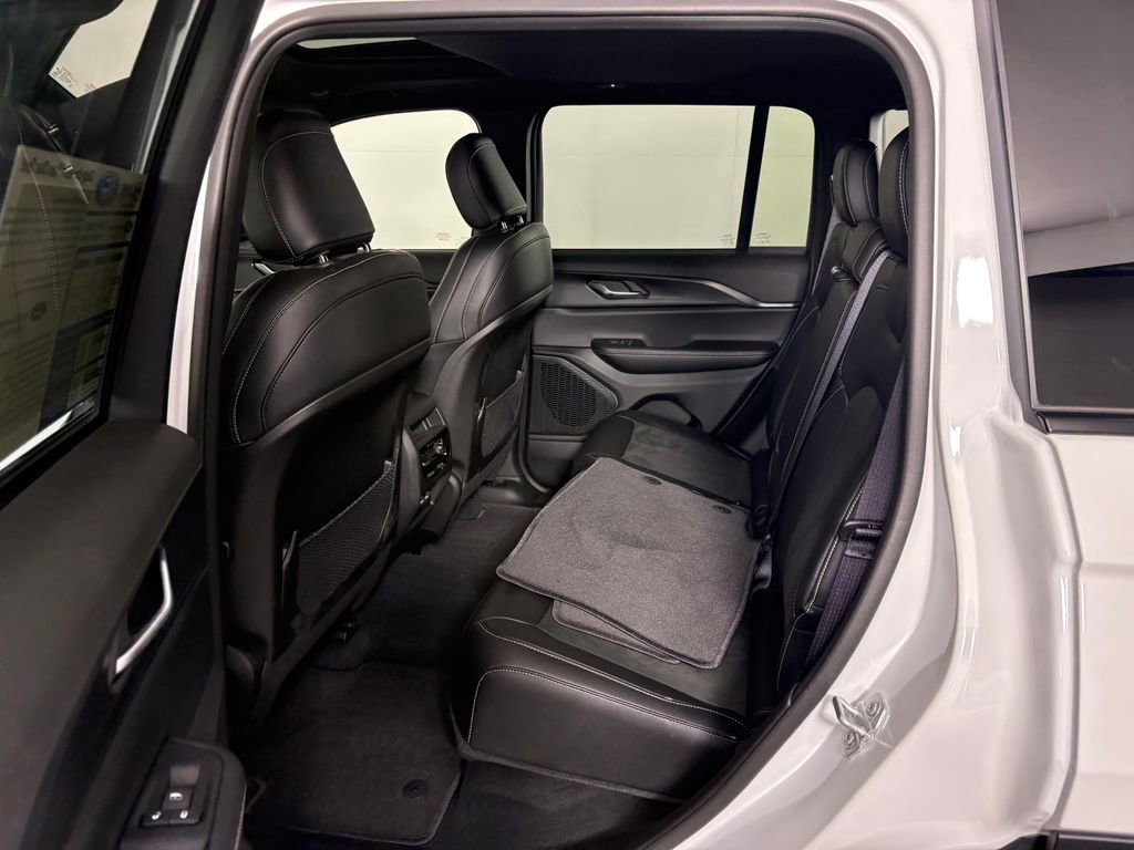 Used 2025 Jeep Grand Cherokee Altitude AWD/4WD image 30