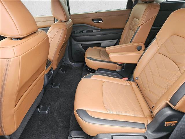 Used 2025 Nissan Pathfinder Platinum AWD/4WD image 25