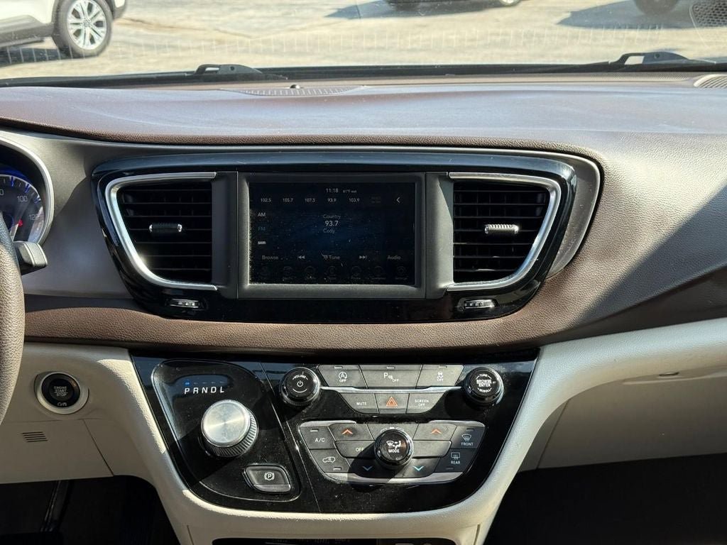 Used 2020 Chrysler Voyager LX FWD image 11