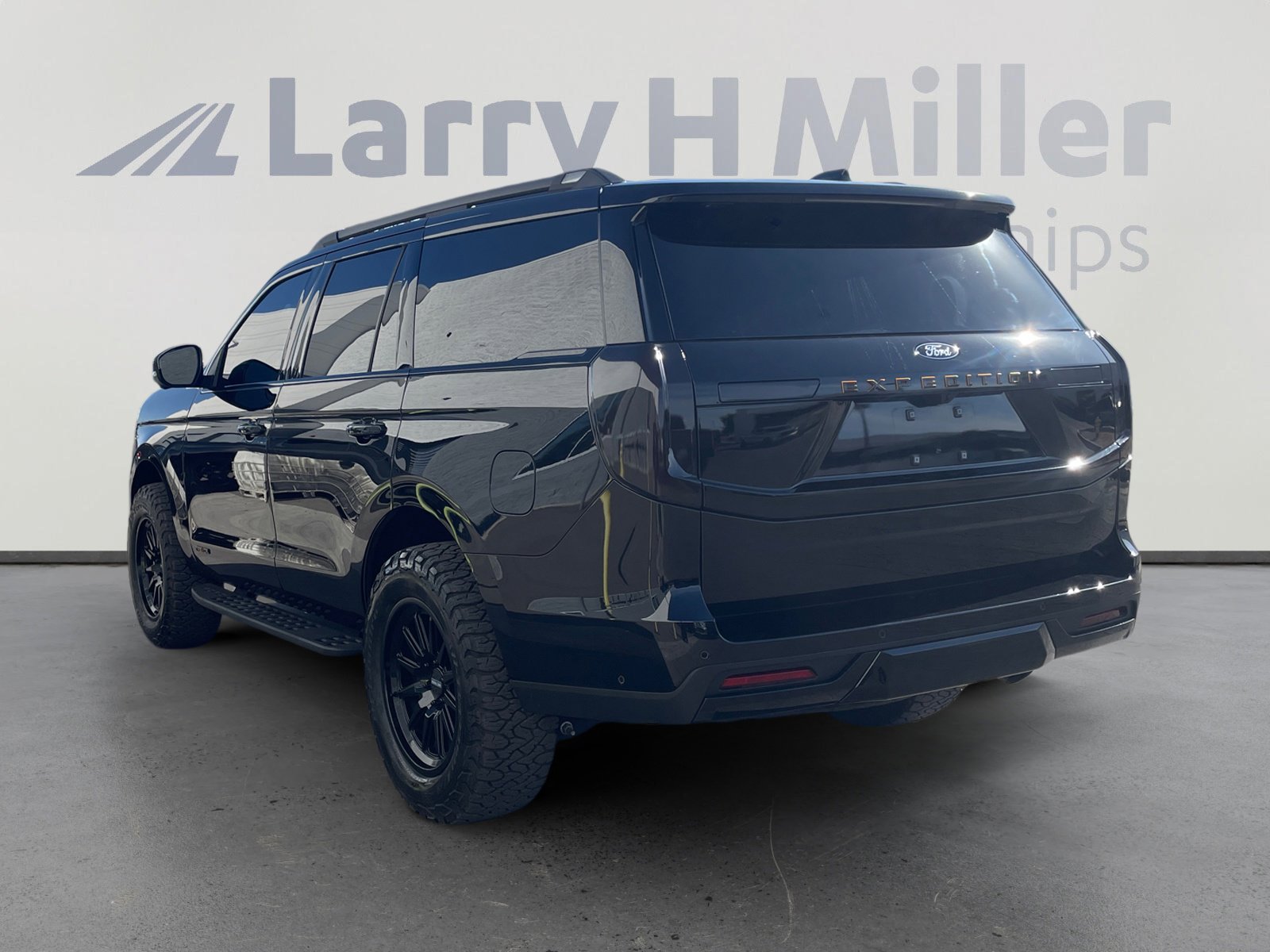 Used 2025 Ford Expedition Tremor AWD/4WD image 3