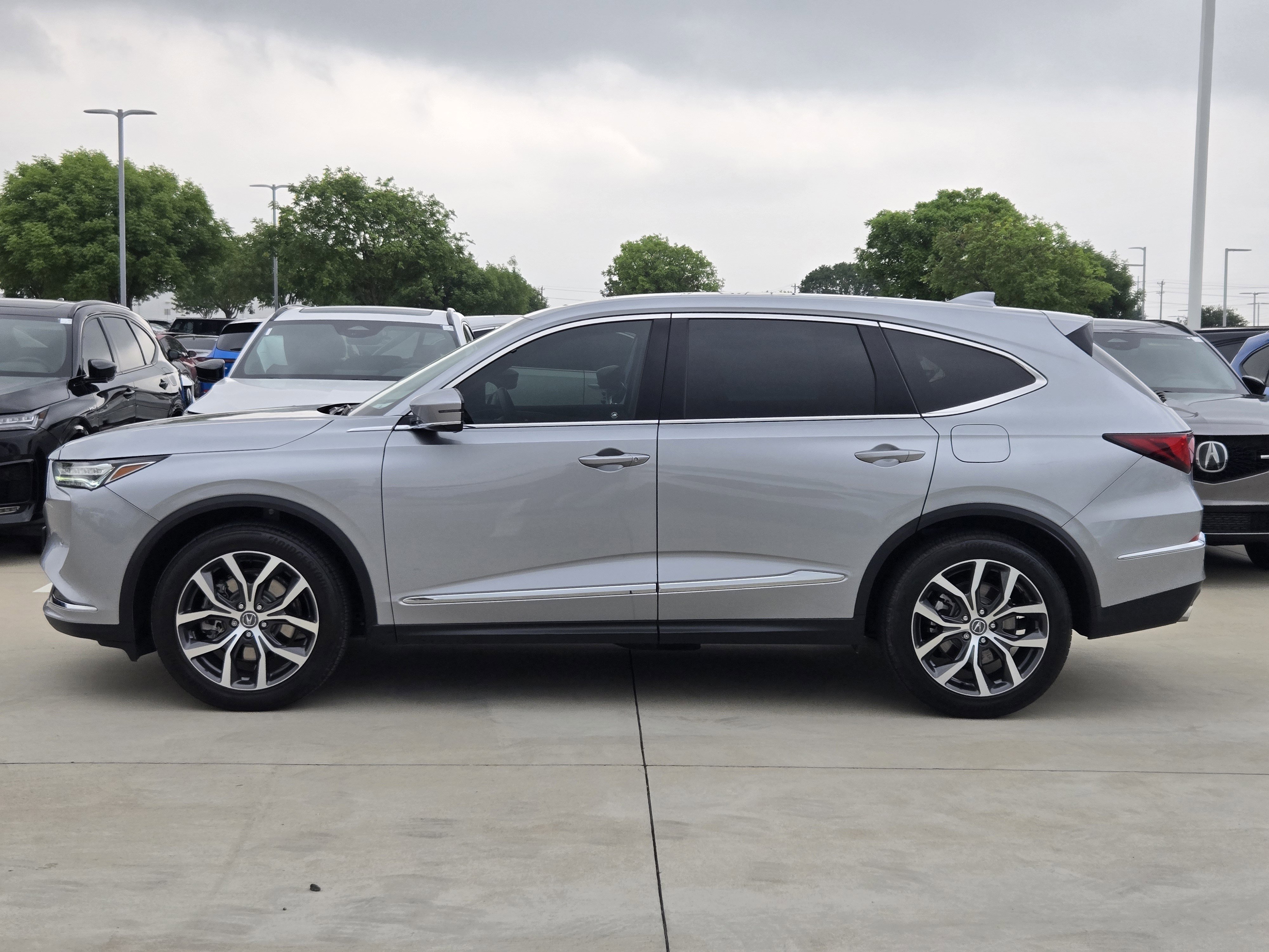 Certified 2024 Acura MDX FWD w/ Technology Package image 2